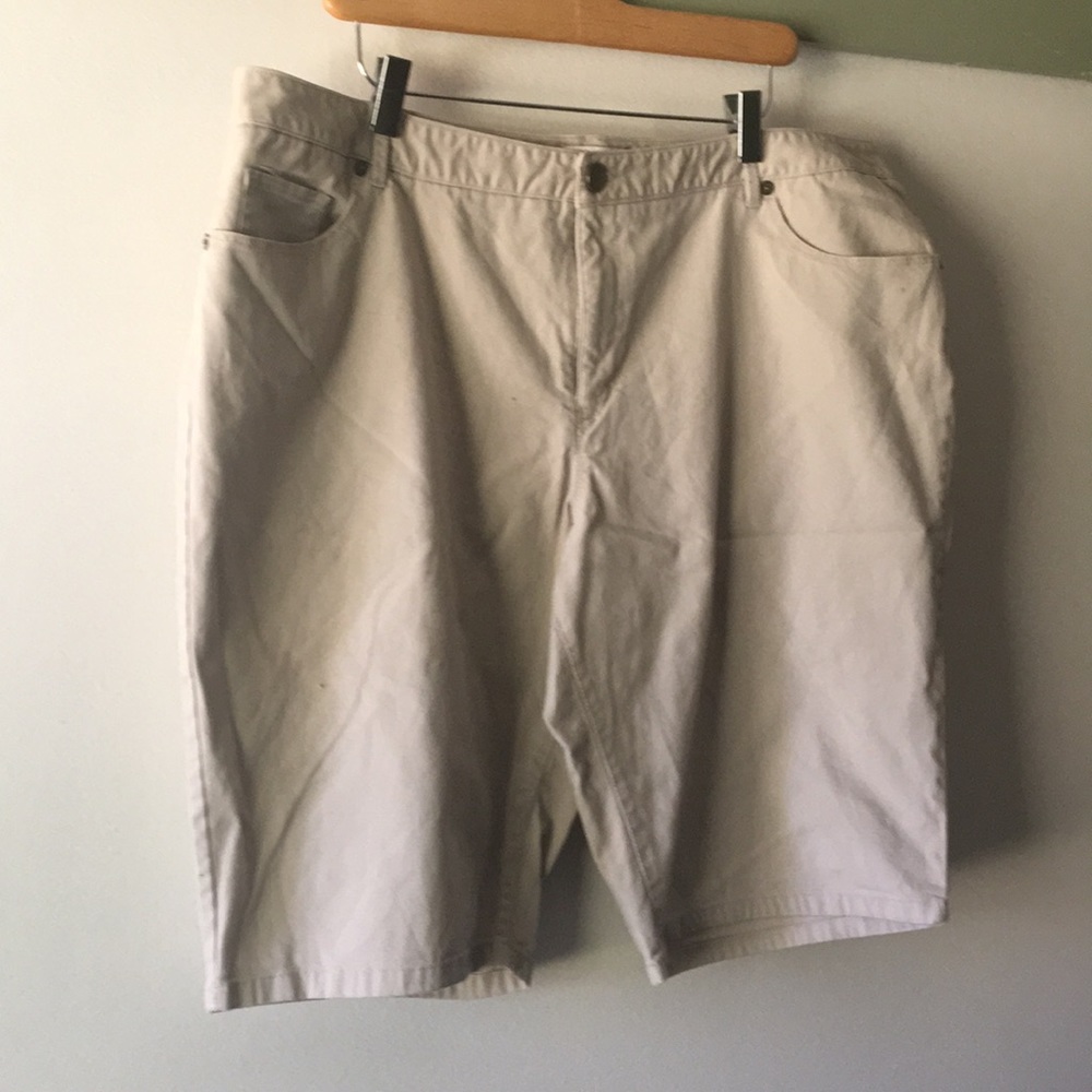 Cold water Creek khaki Bermuda shorts, size 20.
